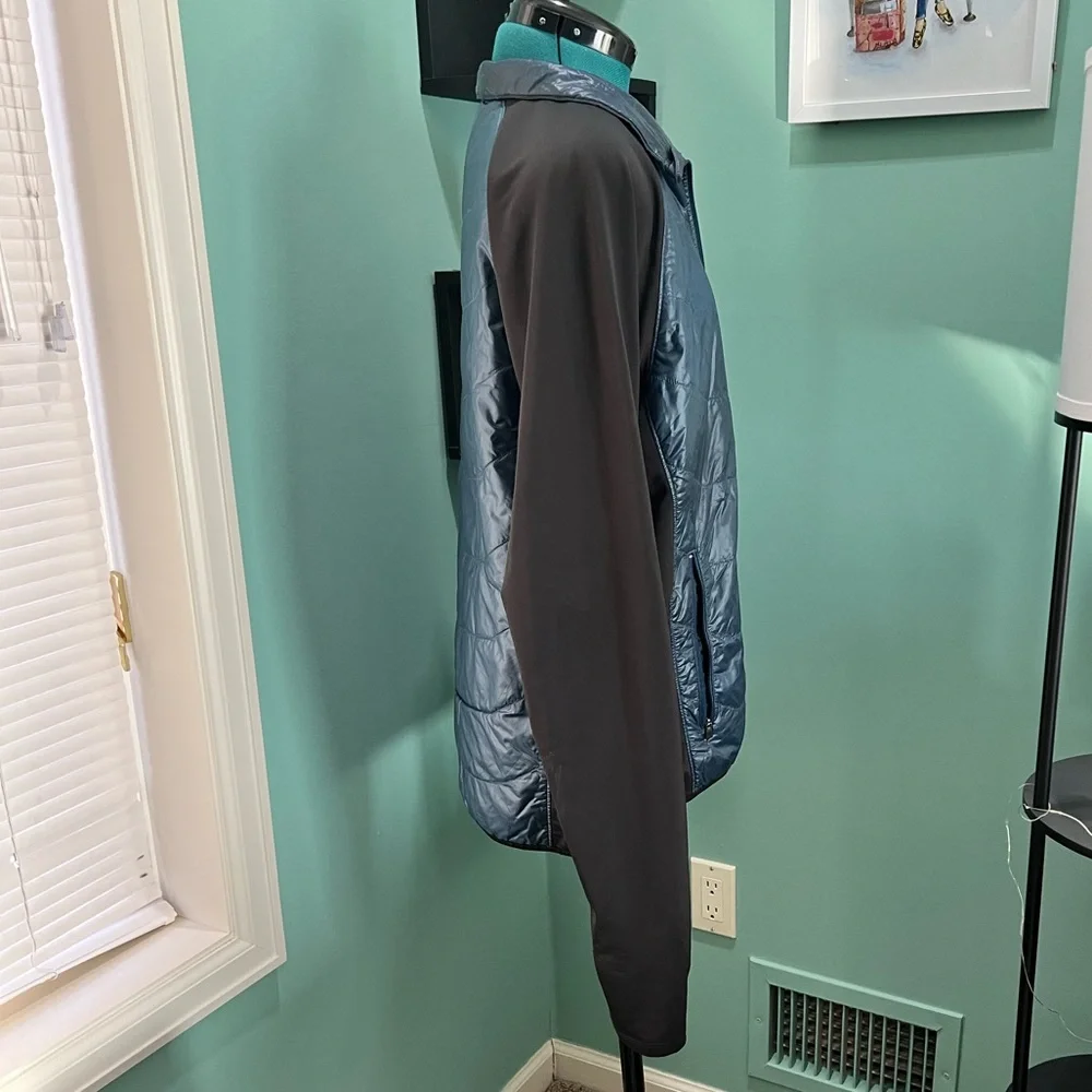 The North Face Men's Lightweight Blue and Black Jacket